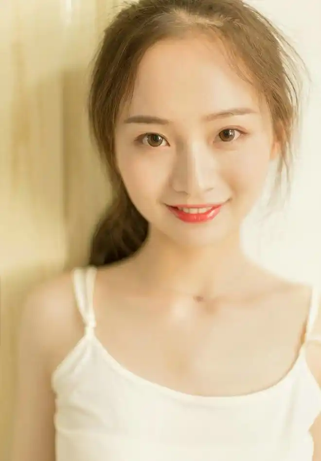 甜美女孩白皙皮肤诱惑性感私房写真