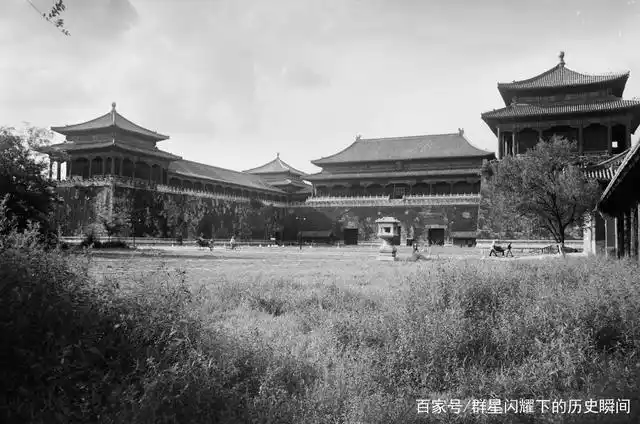 老照片:1930年代的故宫,遍地杂草一片破败