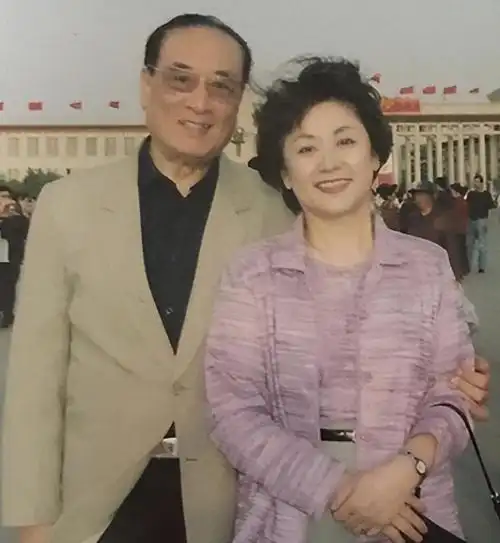 回顾演员庞学勤照顾精神病妻46年妻子离世后儿子撮合他再婚