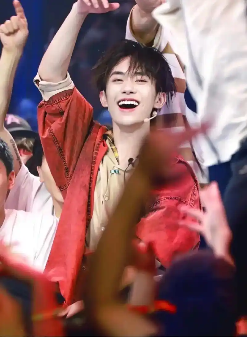 易烊千玺 《微笑合集》 姐妹们还有玺子的哪些微笑神图在评论 - 抖音