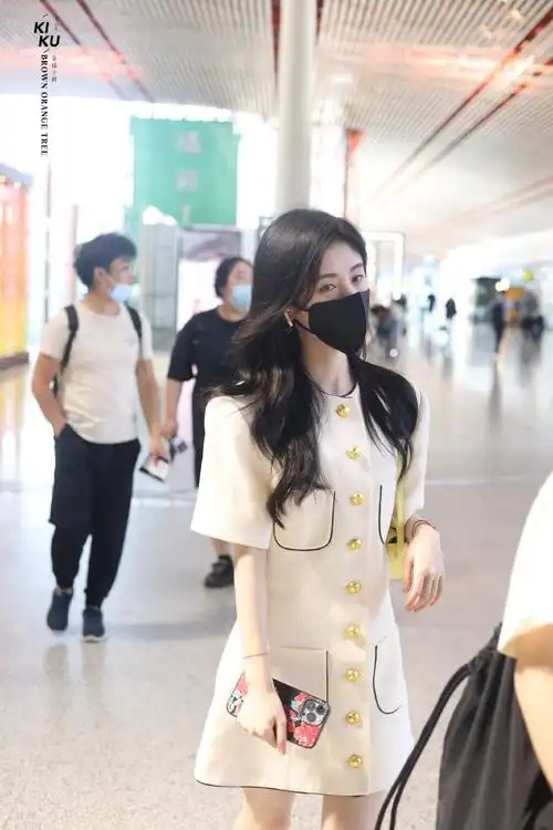 鞠婧祎超话#鞠婧祎姜黎非#    鞠婧祎220710机场出发生图    禁二改