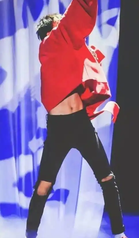 千玺,白敬亭,蔡徐坤一个无意之举露出腹肌,哪个男神更撩你?