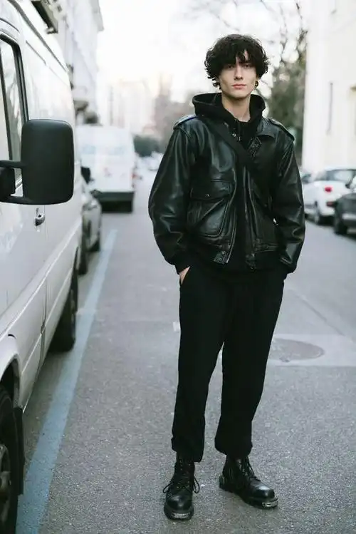 黑裤子配什么颜色上衣好看男,30-40岁男士穿搭,白色牛仔休闲裤怎么