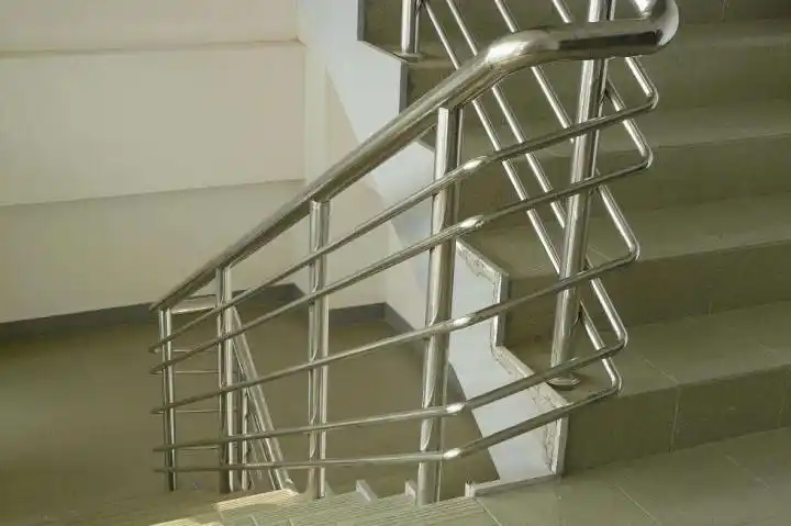 楼梯护栏扶手有不同的材质和特点,那么哪种材质的楼梯护栏扶手好?