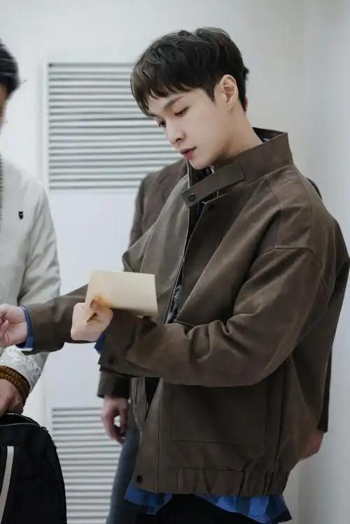 张艺兴超话240330 工作室更新《盒子里的猫》艺兴照片16p跳舞,解密