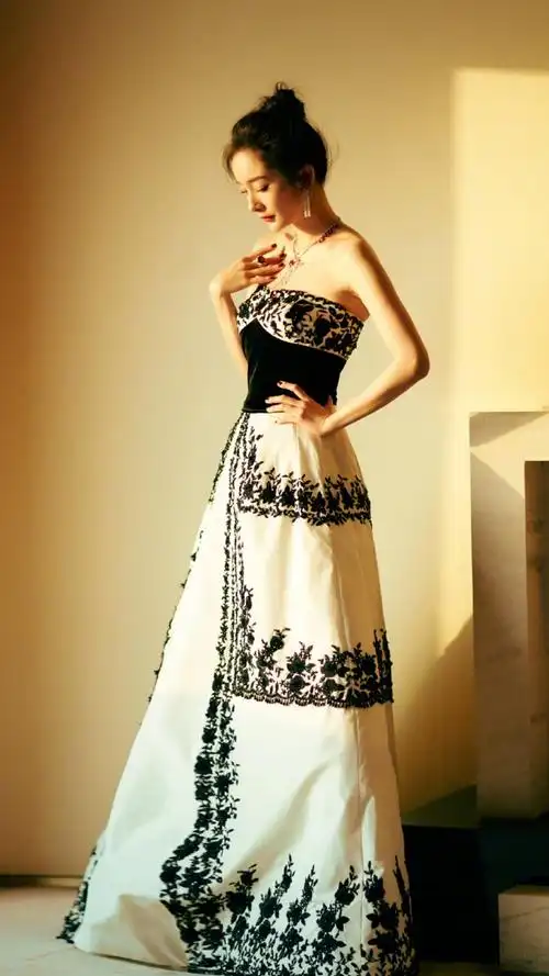 杨幂抹胸刺绣礼服性感写真