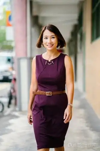 一个中年和迷人的中国亚裔妇女的肖像.她在聪明的休闲