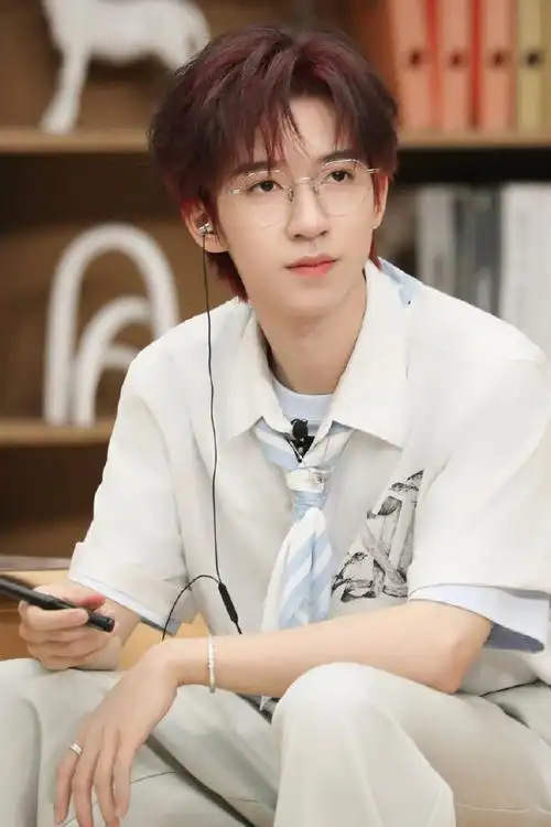 我已用放大镜扒出贺峻霖这次戴的项链戒指都是尚美巴黎的.个人觉得