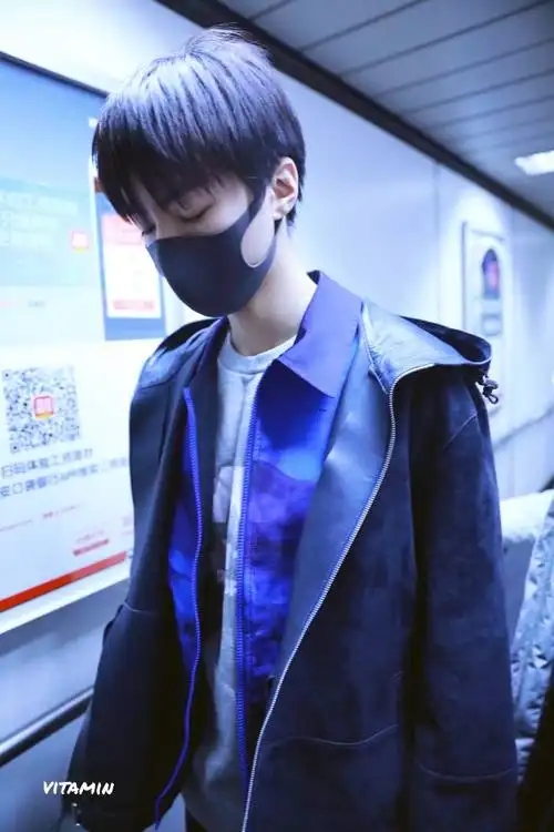 今日晚上,王俊凯从北京飞往大连,只见小凯只穿了蓝色大衣加外套加t恤