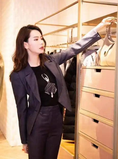 戚薇出席活动霸气十足,三套look装气场全开,甩头发动作太撩人了_感觉