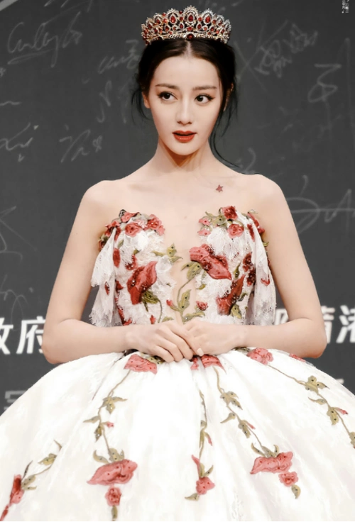 事实证明31岁的定毯神针迪丽热巴终于上道了