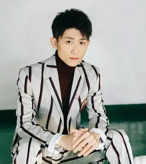 原创张一山新恋情曝光女子主动搂肩陪玩高尔夫两人曾被网友举报