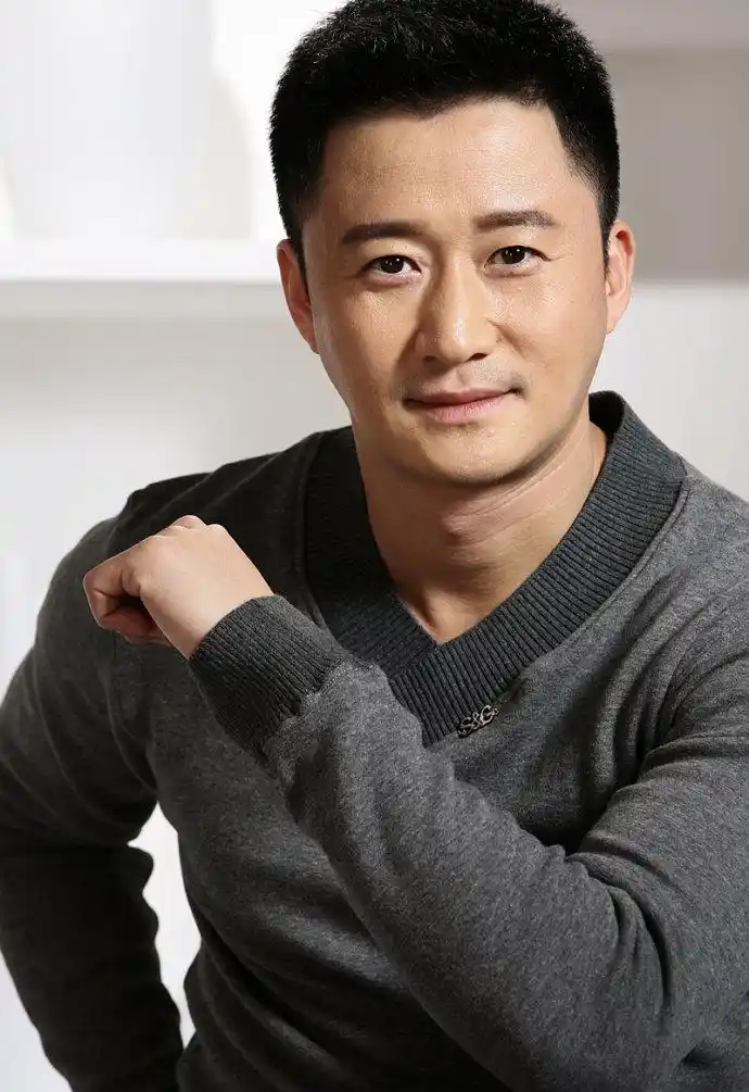 吴京,据他的老婆谢楠在某综艺节目讲到,吴京跟老丈人第一次见面,老