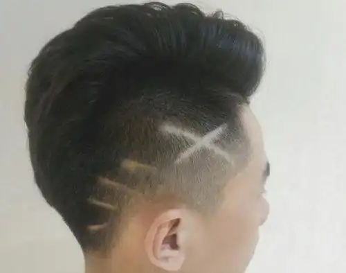 在后脑位置的头发有着四个横向的抓痕效果,男生侧边刻痕短发发型,从发