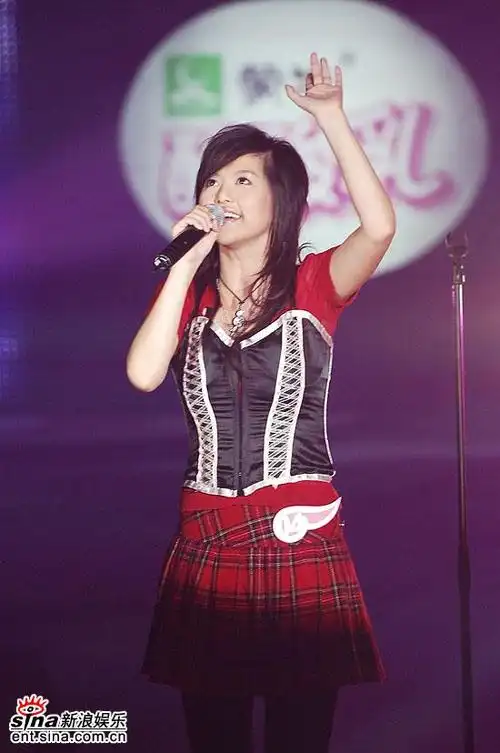 图文:超级女声总决赛6进5--谭维维挥动左手