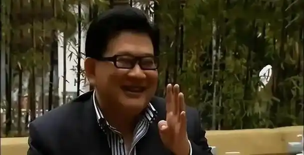 被迫吃"原味"大肠,台上台下"两副面孔",曹可凡的双面人生