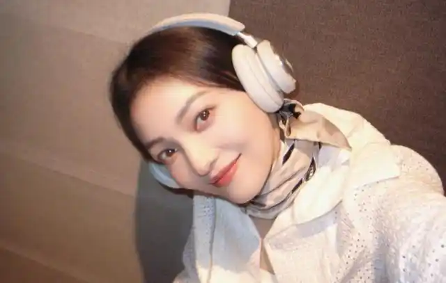 "富婆"张韶涵,腰间的肌肉虬结,手上戴着一块近三十万的金表