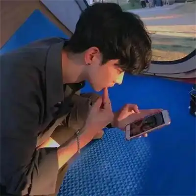 稳重暗色调成熟冷酷男生头像图片