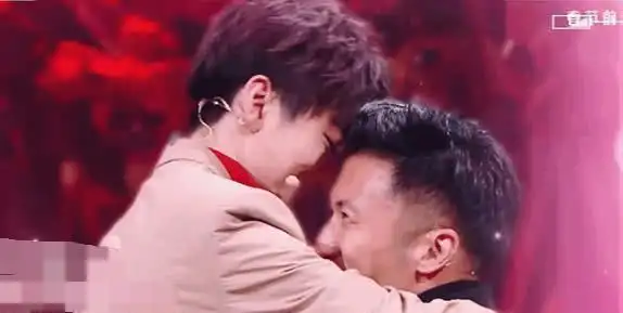 王俊凯壁咚谢霆锋放开那个谢霆锋有什么冲着我来