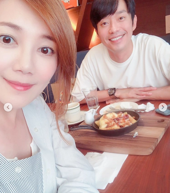 组图梁静茹张栋梁小聚晒合照微笑王子笑容略显疲态