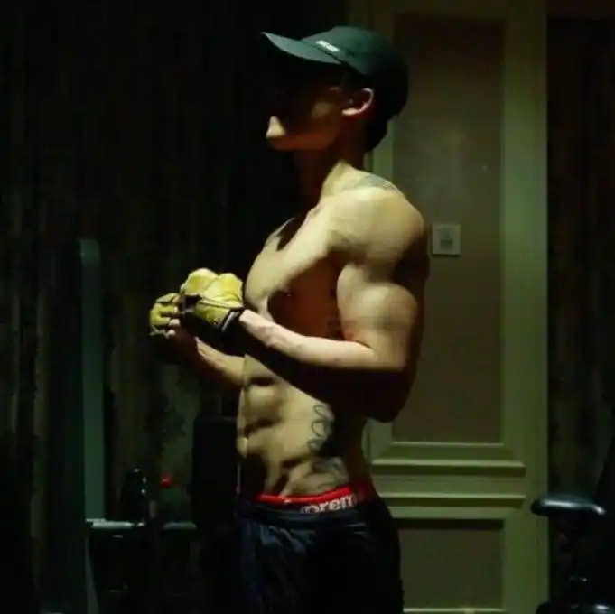 欧豪为新作品健身大秀肌肉,撩力满满太羡慕马思纯了!