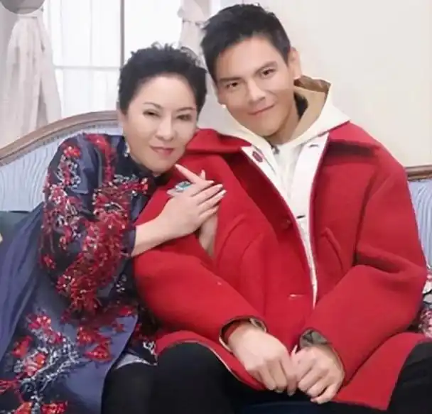 在向太陈岚的带领下,包括丈夫以及儿子向佐,一家人几乎都投入到主播