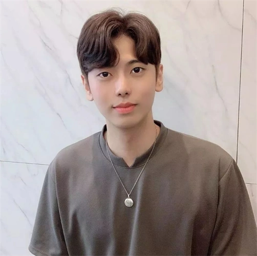 韩式男生人气刘海 m字u字刘海超个性_韩式男发 - 美发站