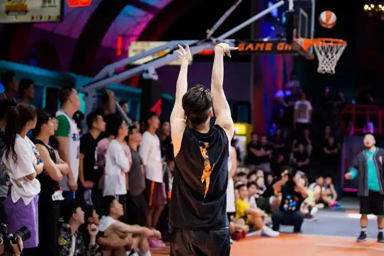 《我要打篮球》首播 李易峰再当篮球领队 大秀球技赢得满场欢呼