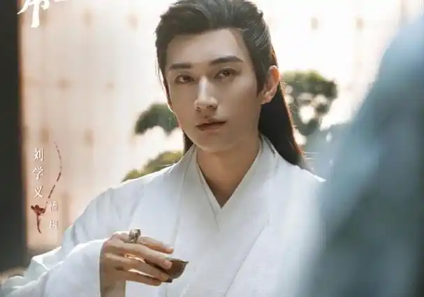 刘学义和鞠婧祎主演的古装剧《花间令》,也顺利杀青了.