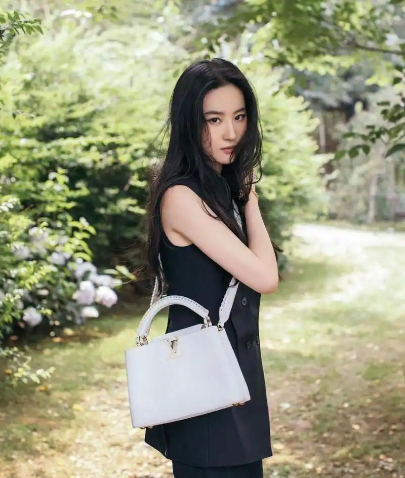 刘亦菲私服穿搭身着黑色马甲 搭配louisvuittoncapucines系列手袋,可