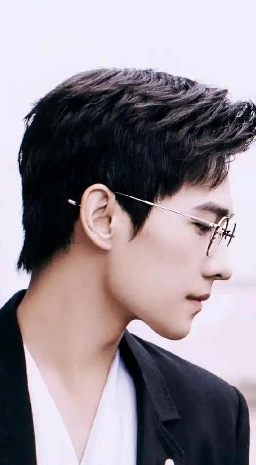 杨洋戴眼镜造型,舔屏一万遍,手机屏舔烂!