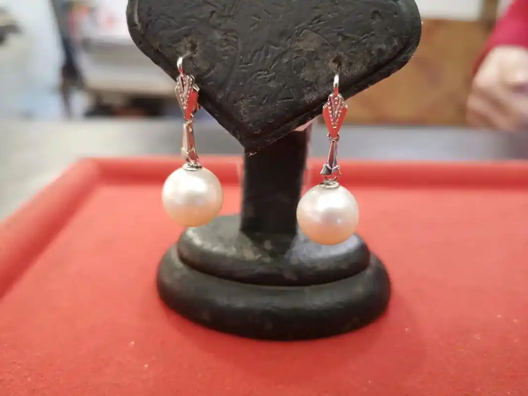 一,澳白珍珠极光简介 澳白珍珠极光是一种高级贵重珍珠