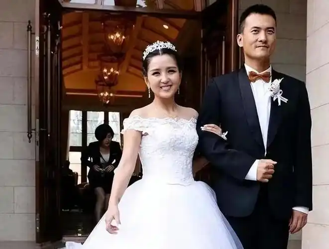 二婚老公紧搂孩子满脸宠溺,三儿女颜值似妈_腾讯新闻