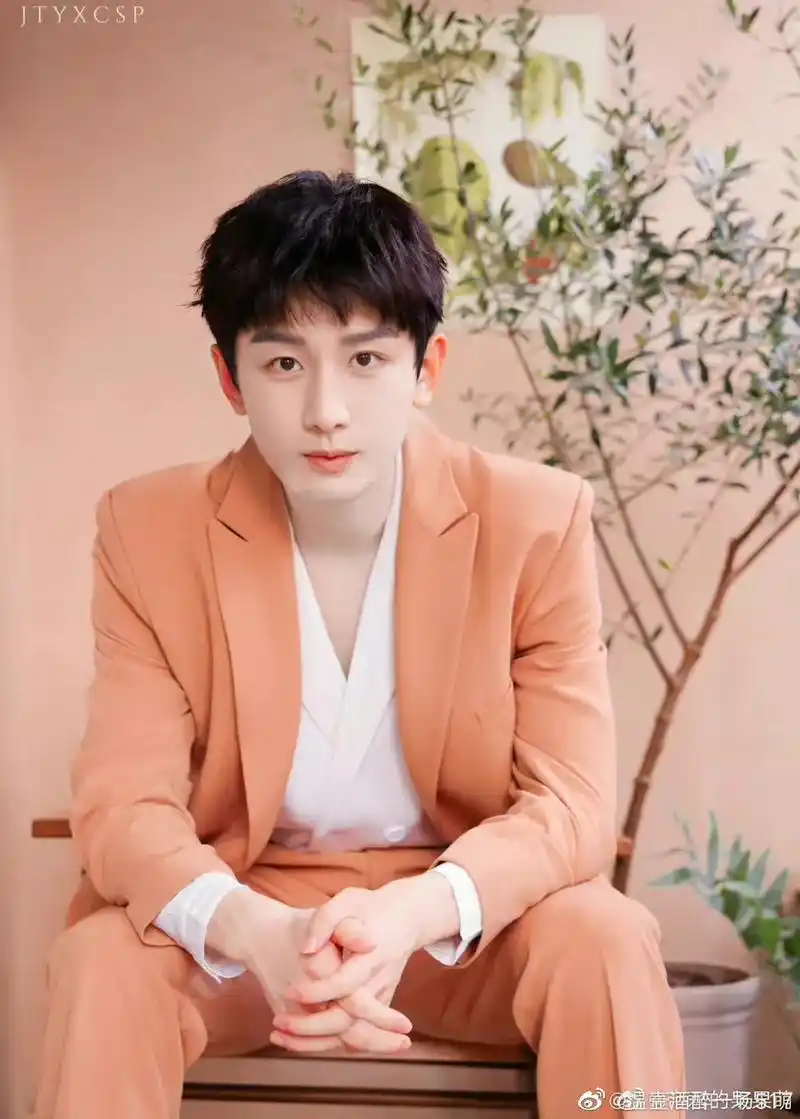 淇淇是光,是疲惫生活的英雄梦想.