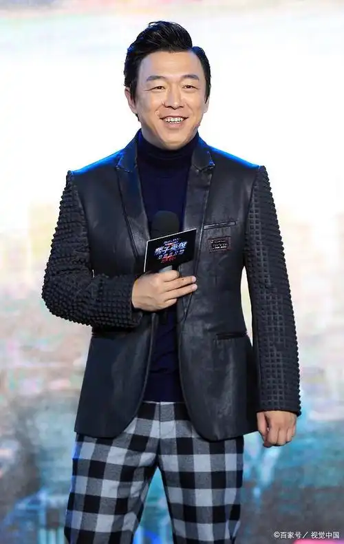 他是一位著名的演员,导演,歌手,也是喜剧一哥,曾经出演过《疯狂的石头