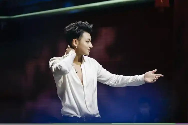 黄子韬《这!就是街舞》展反转魅力 考核带嗨气氛