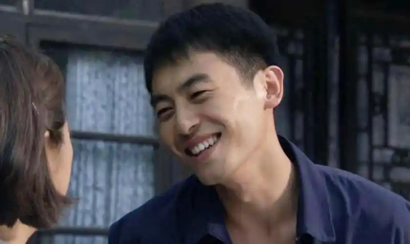 35岁朱亚文化身"老烟民",街边吸烟气势足,抽完举动令网友惊讶