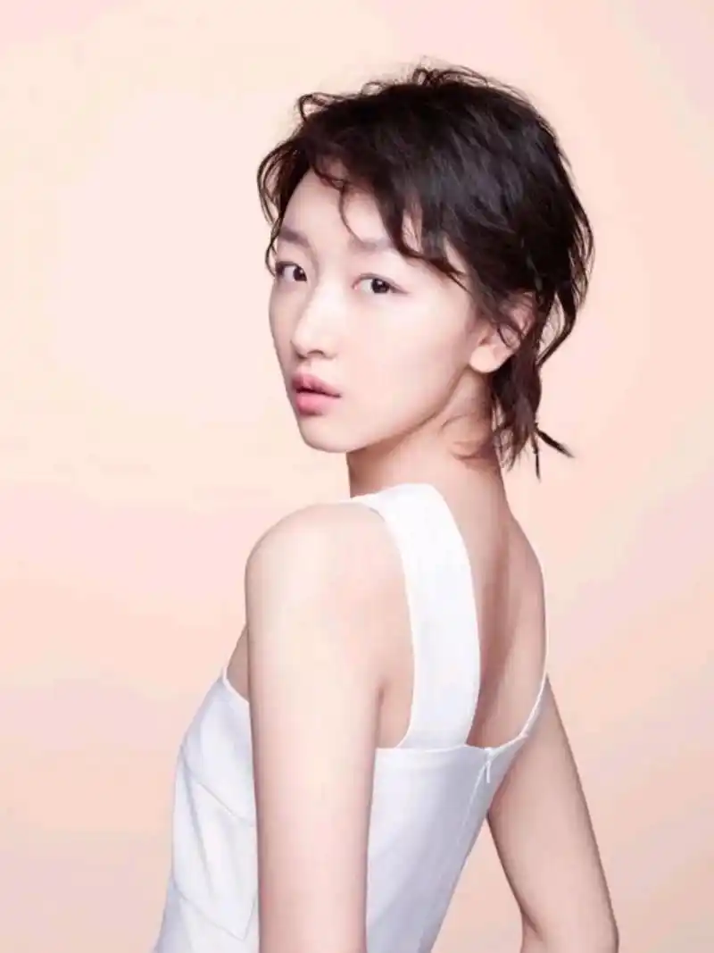 周冬雨,中国内地女演员,1991 年 1 月 31 日生于河北石家庄,毕业于