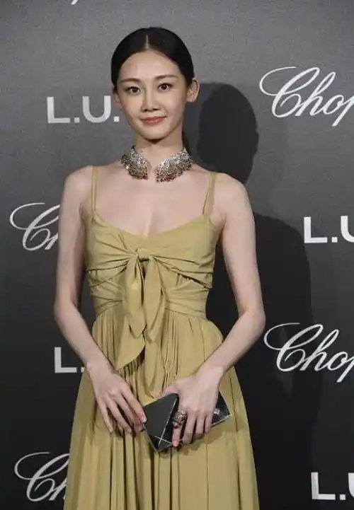 郑恺可真有"眼光",苗苗穿黄色吊带连衣裙配低马尾,太养眼了_身材_造型