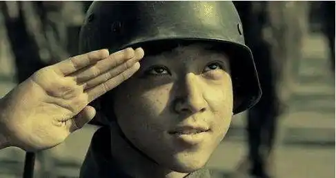 《八佰》里眼神出戏,战火中难掩少年明媚,16岁张俊一并不单一_观众