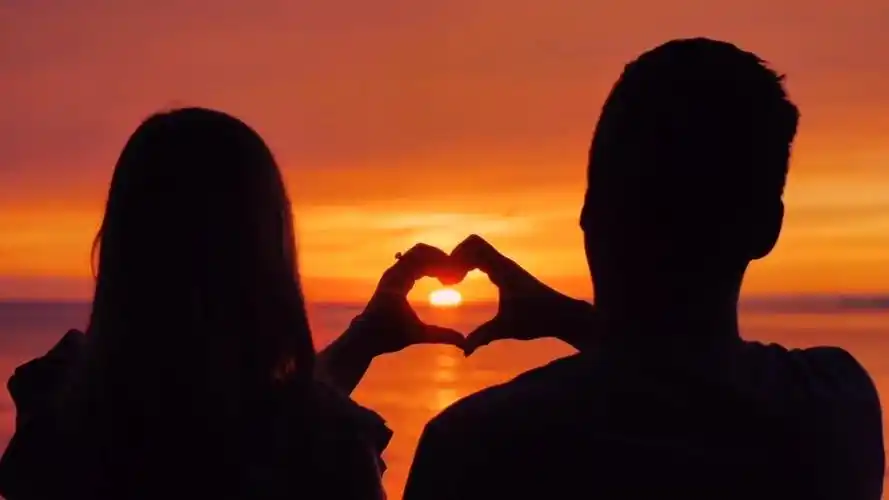 夕阳下情侣比心唯美#素材 #夕阳下的背影 #情侣 #爱情