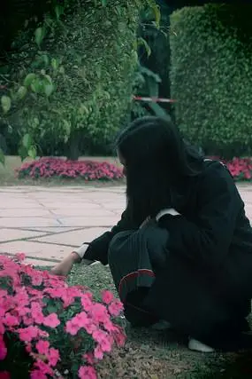 蹲下来的女性背影