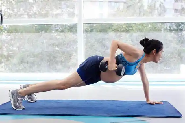 范冰冰在微博上传了自己健身后的照片,从照片上看确实是运动后的模样