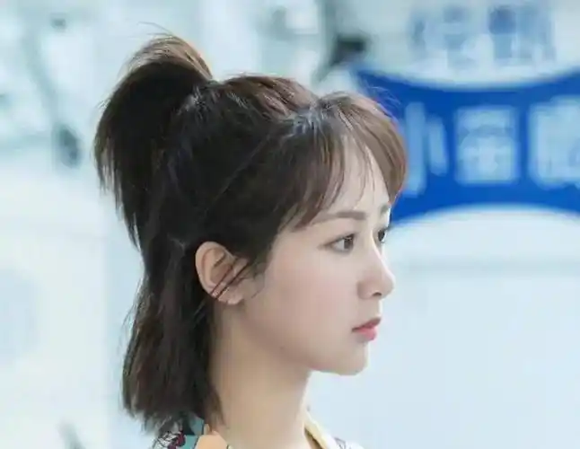 你看,杨紫这款短发半扎马尾,真的太减龄少女了,对不对?
