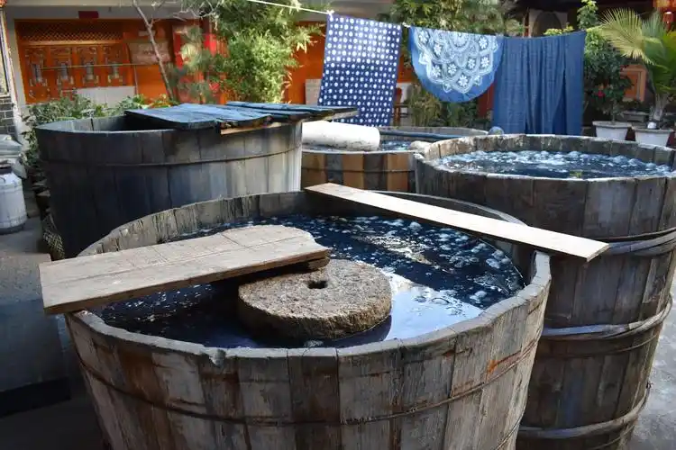 这是印布需要的染缸, 现在正在沉淀颜色 ,等过几个月才能用来染布.