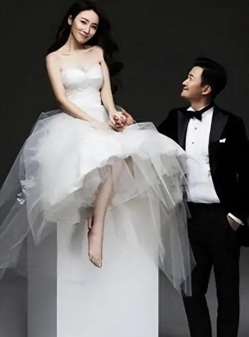 他们开始筹备婚礼的时候,谢楠已经怀有身孕,而那一年,正是吴京《战狼