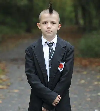 中间的长发既有型极了,同时也很时尚大方,发型使得7岁的小男孩很有