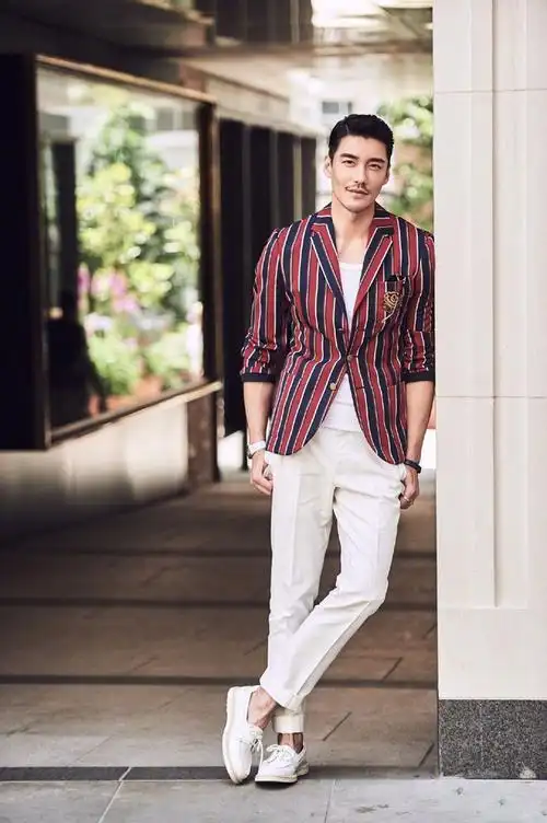 胡兵个人的穿西装的时候风格就比较多样化,但是一句话总结就是自带骚