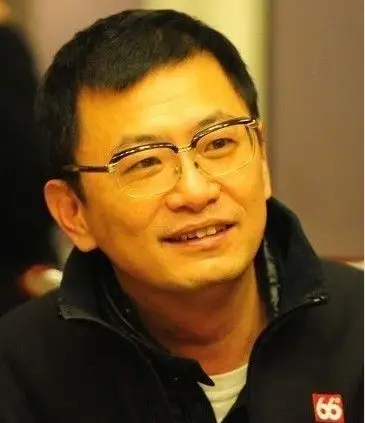 王家卫不戴墨镜罕见真容曝光