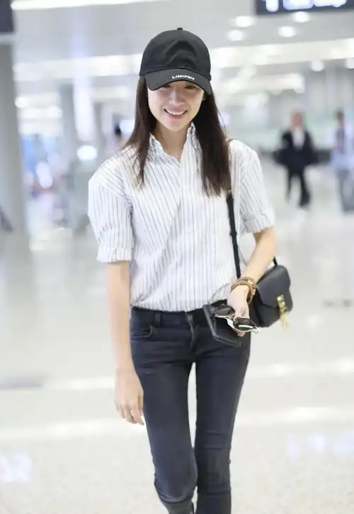 董洁在机场的装扮真简单,穿了件带白条纹的衬衫配上牛仔裤,看着既清爽